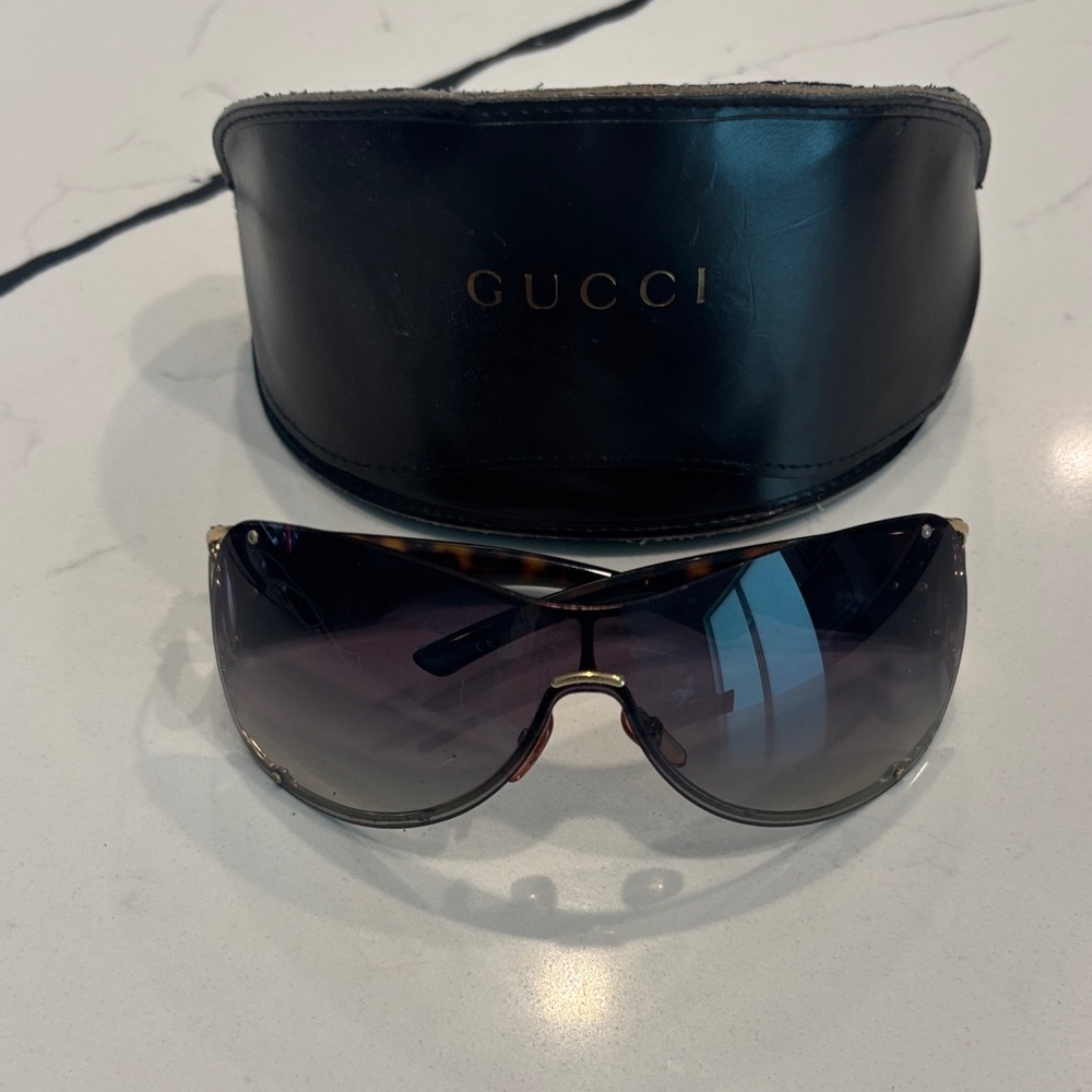 Gucci Women's Sunglasses - Black and Tortoiseshell
